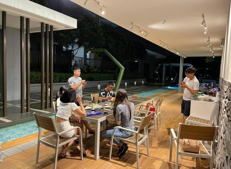 Lepavilion, Ioi Puchong, Blue Chill Design, 3R2B Lägenhet Exteriör bild